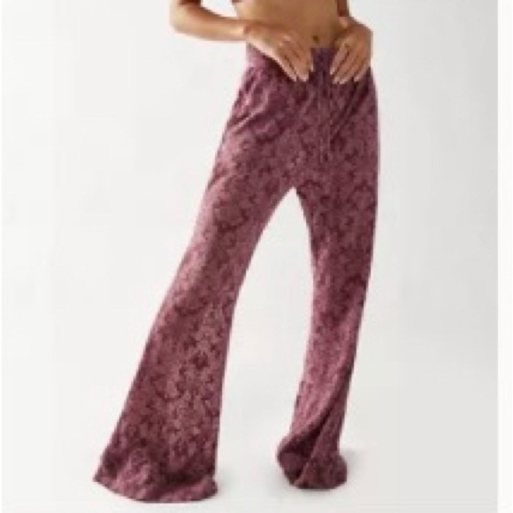 FREE PEOPLE movement WE THE FREE. Açaí draw string wide leg lounge pants.